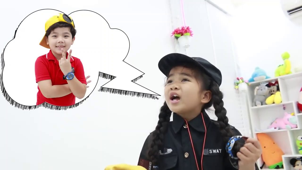 Suri and Sammy Pretend Play Kids Locked Up in J...