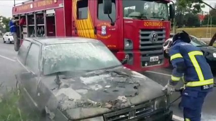 Fiat Uno tem princípio de incêndio na Av. Tancredo Neves