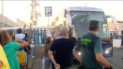 Traslado de inmigrantes a un campamento militar y hoteles para aliviar su hacinamiento en el puerto de Arguineguín