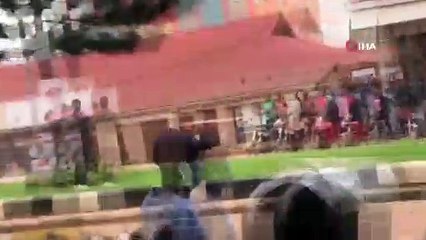 - Uganda'da cumhurbaşkanı adayının tutuklanması sokakları karıştırdı- Başkent Kampala'da göstericilere ateş açıldı: 3 ölü, 34 yaralı