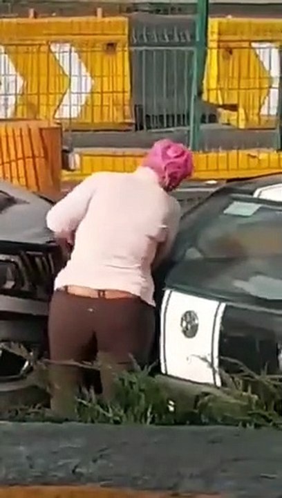 conductor arrastra a mujer