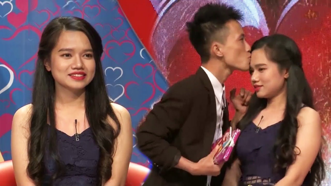 Cô Nàng Cực Xinh Đẹp Chủ Động Ôm Hôn Chàng Bộ Đội Khiến Khán Giả Cười Bể Bụng