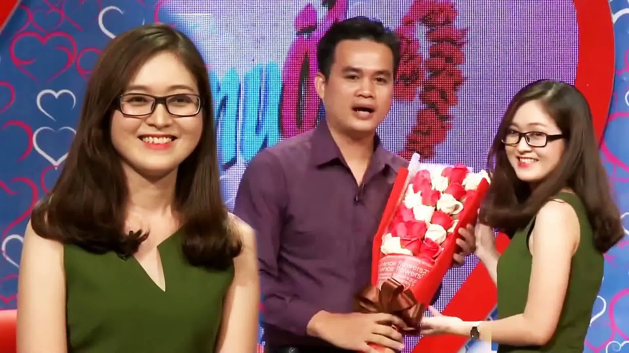 Vừa Bỏ Rào Chắn Cặp Đôi Lao Vào Ôm Hôn Say Đắm Khiến 2 MC Đứng Hình