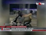 Pasangan Ini Ugal-ugalan di Atas Sepeda Motor