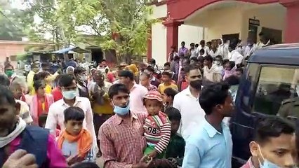 तालाब पर अवैध कब्जे को लेकर सैकड़ों ग्रामीणों ने तहसील का किया घेराव