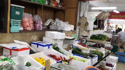 小贩完成检测 复业人潮大减 东南亚花园巴刹 生意跌70%