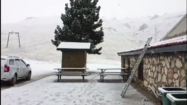 ANTALYA - Antalya'nın yüksek kesimlerine kar yağdı
