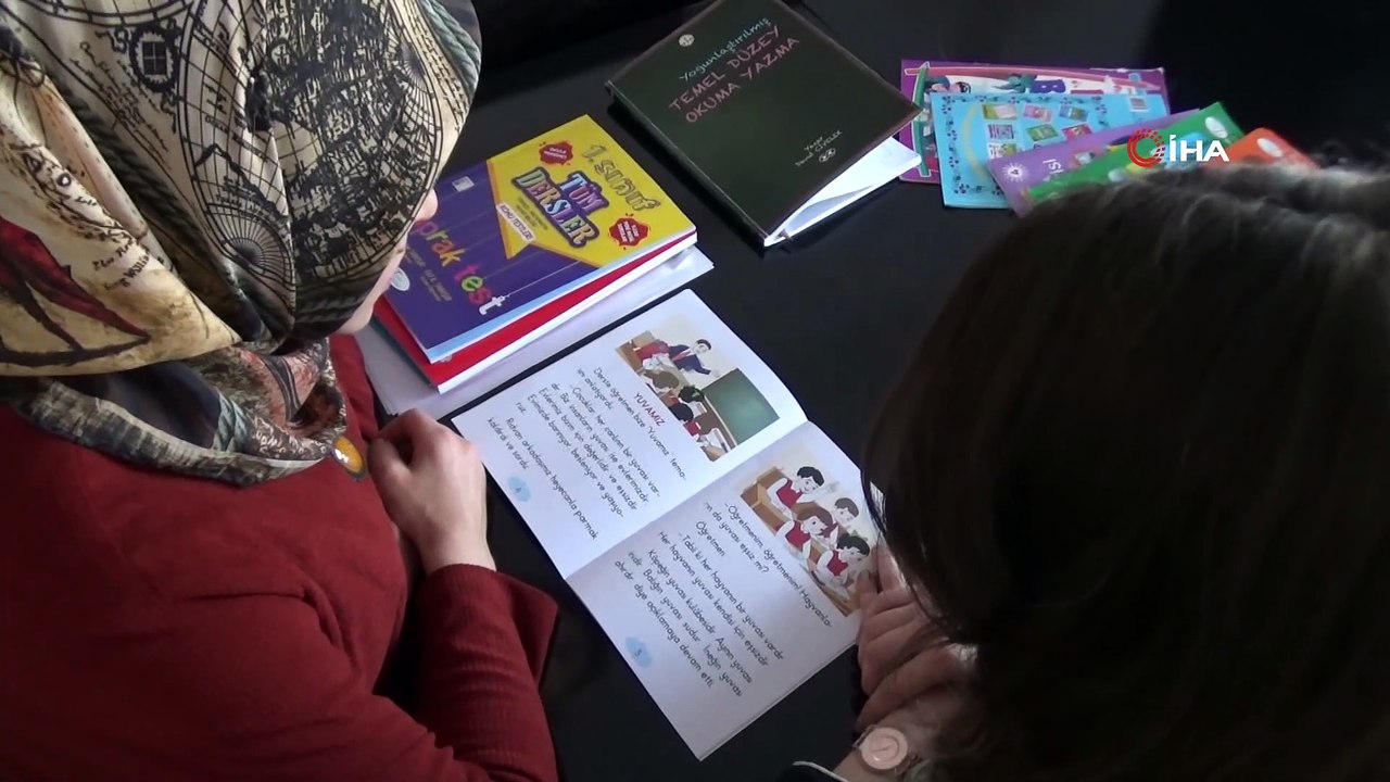 İşitme engelli anne, çocukları için okuma yazma öğreniyor