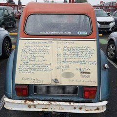 Il recopie son attestation de sortie dérogatoire sur le coffre de sa 2CV