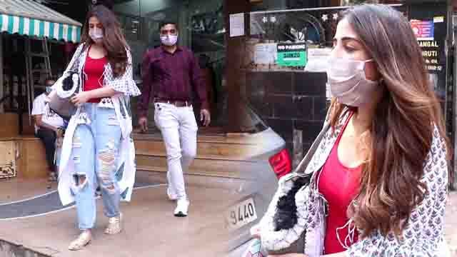 Kriti Sanon's sister Nupur Sanon Snapped at Pet Clinic Bandra | FilmiBeat