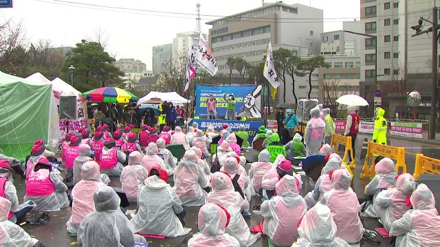 학교 비정규직 파업에 급식 일부 차질...학부모 하루빨리 접점 찾길 / YTN
