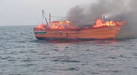 VIDEO: मछली पकड़ते समय समुद्र में आग का गोला बनी बोट, दूसरी नाव वाले मछुआरों ने बचाई 7 की जान