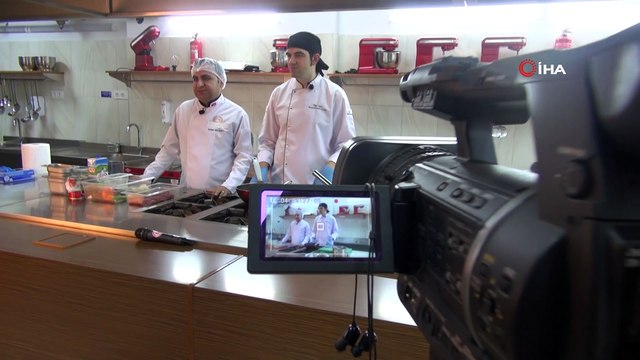 Uzaktan eğitimde bir ilk... Uygulamalı dersler videoya çekilip öğrencilerle paylaşılıyor