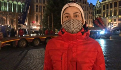 Un sapin de 18 mètres de haut sur la Grand-Place de Bruxelles : interview de Delphine houba
