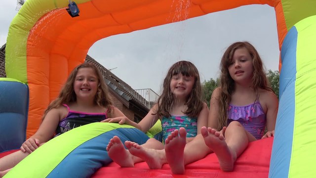 Diversão na Piscina e Brincadeiras das Princesas com Sophia Isabella e Alice Princesas Episódio (1)