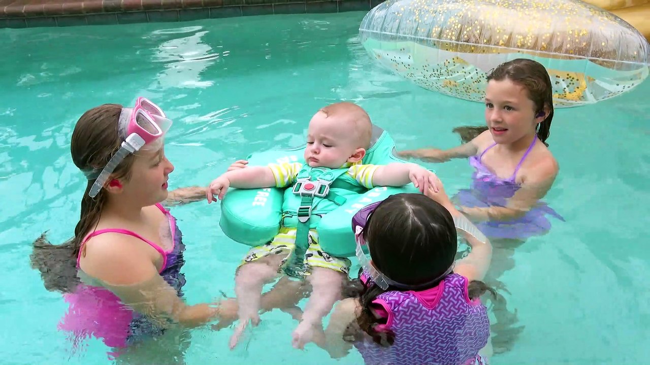 Diversão na Piscina e Brincadeiras das Princesas com Sophia Isabella e Alice Princesas Episódio  (2)