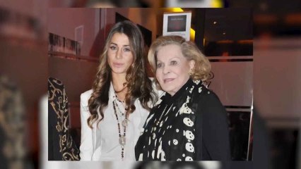Elena Tablada despide a su abuela junto a su hija Ella