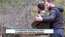 Los armenios queman sus casas al dejar Nagorno-Karabaj