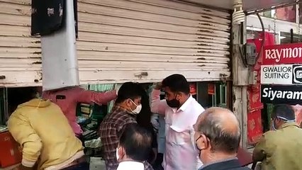 सोशल डिस्टेंसिंग की पालना करवाने बाजार पहुंचे अधिकारी