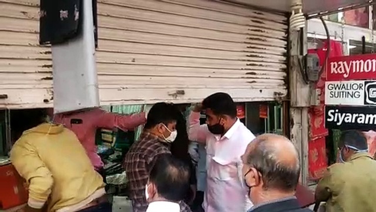 सोशल डिस्टेंसिंग की पालना करवाने बाजार पहुंचे अधिकारी