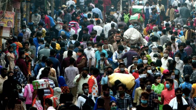 Huge gathering at Daryaganj market, no social distancing
