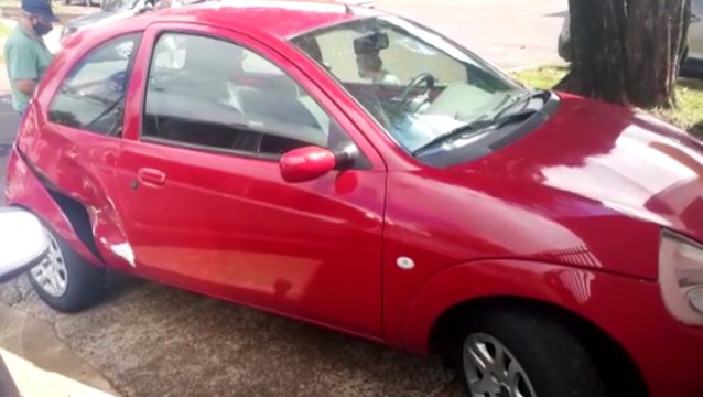 Carros batem em cruzamento no Bairro Pacaembu