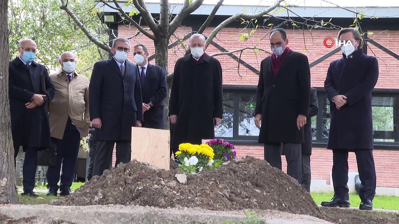 Cumhurbaşkanı Erdoğan, yazar Ahmet Kekeç’in mezarını ziyaret etti