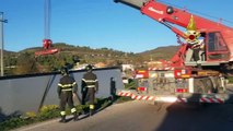 Gubbio (PG) - Camion finisce fuori strada, recuperato con autogru (19.11.20)