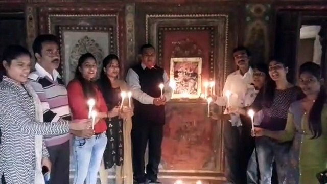 रानी महल में वीरांगना रानी झांसी के तैल चित्र पर माल्यार्पण कर दीप प्रज्वलित किया