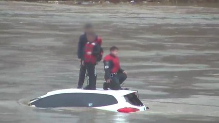 고립된 부자 구조·낙뢰 맞은 제철소 중단...폭우 피해 속출 / YTN