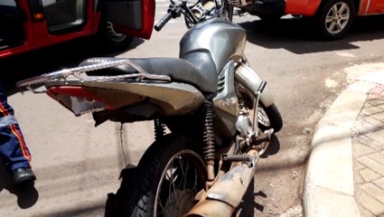 Motociclista é atingido por carro ao parar em semáforo na Rua Francisco Bartinik