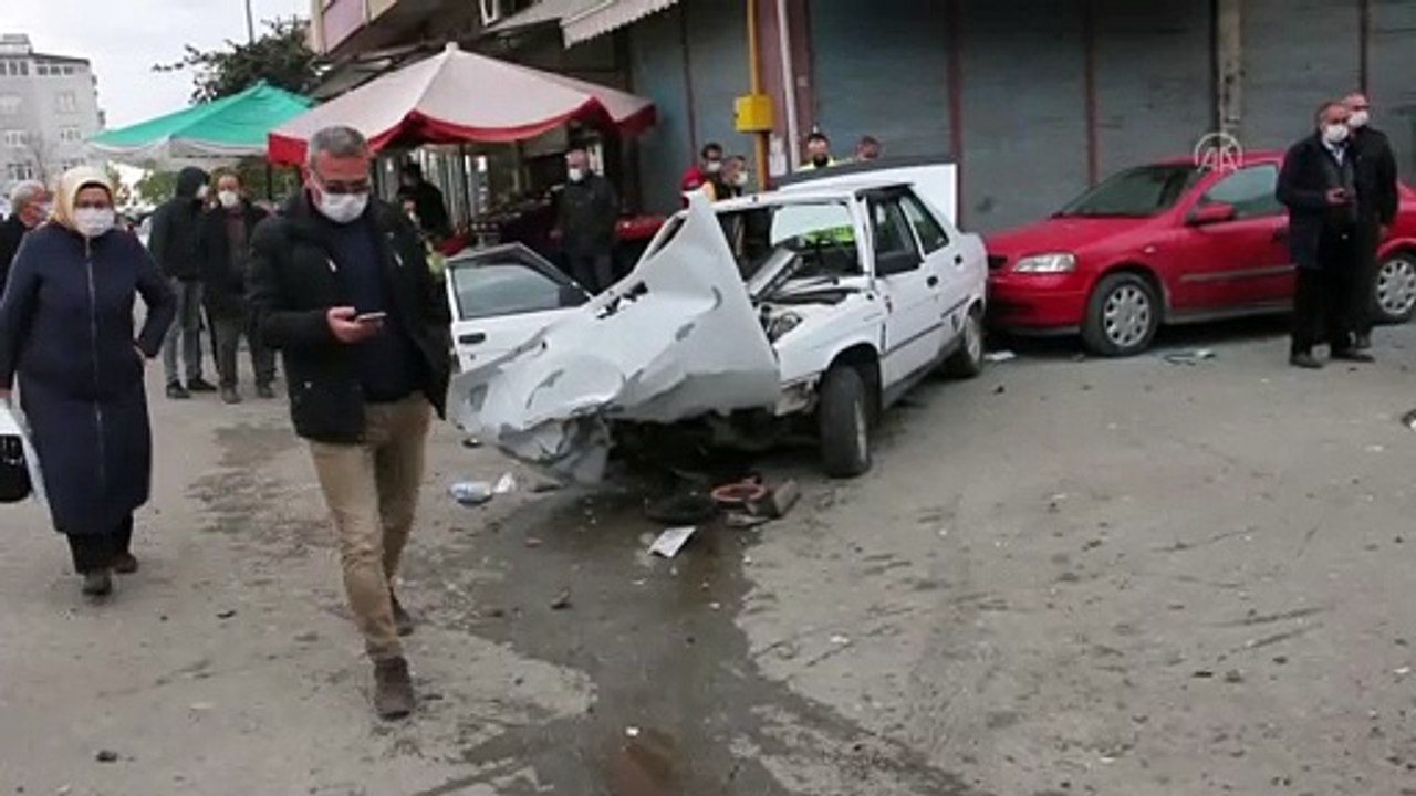 ORDU - Otomobil park halindeki araca çarptı 2 kişi yaralandı