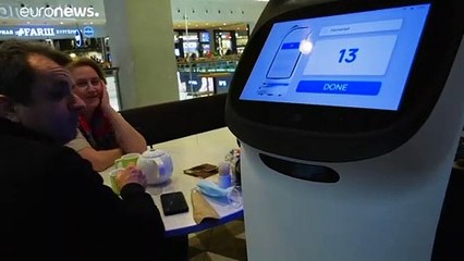 Olha o robot que serve cafés