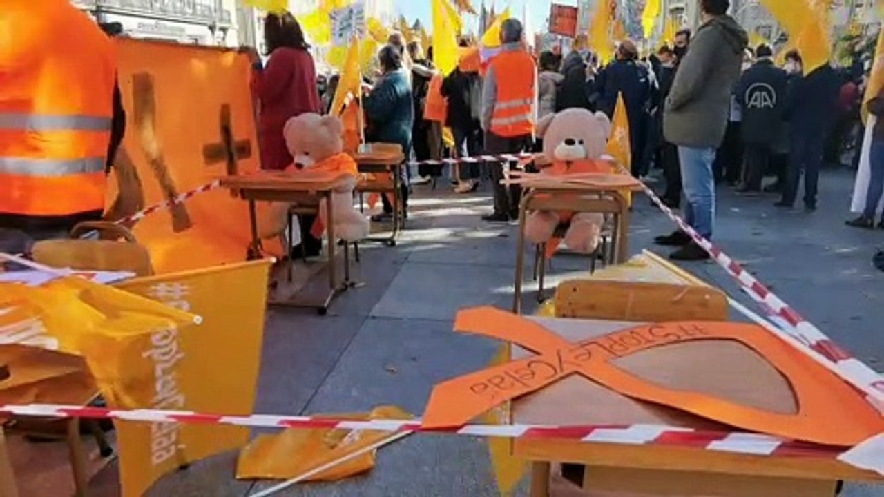 MADRİD - İspanyolcayı ana dil olmaktan çıkaran eğitim reformu İspanya'yı ikiye böldü