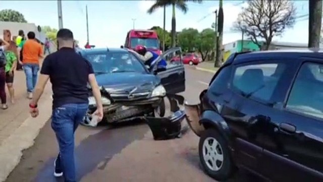 Três veículos se envolvem em forte colisão na Avenida Brasil, no Bairro Coqueiral