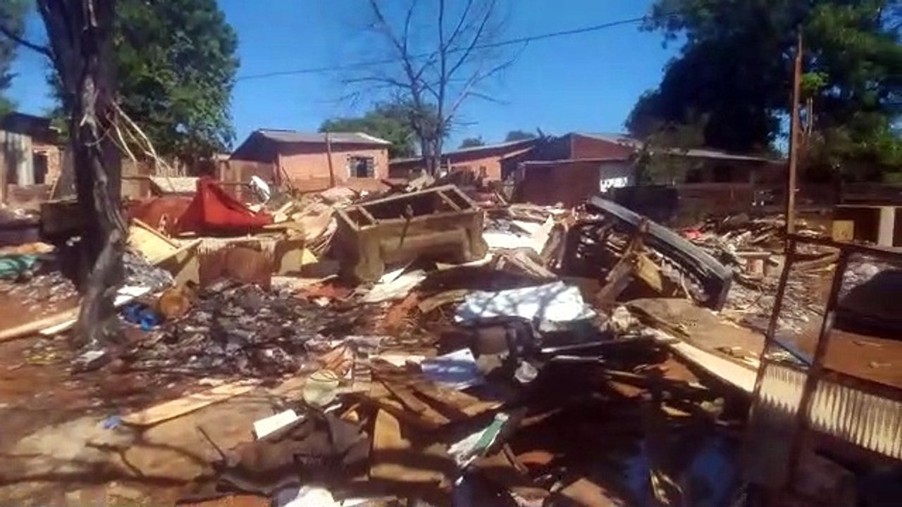 Após cinco mês do grande incêndio no Bairro Interlagos, diversos entulhos seguem a céu aberto