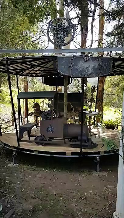 Ce couple d'australiens a fabriqué un manège pour ses petits enfants... magnifique