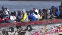 Los bulos acerca de una falsa regularización de inmigrantes sin papeles a causa del COVID empujan a muchas personas a arriesgarse en precarias embarcaciones para llegar a Europa
