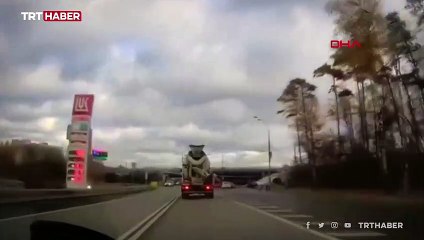 Üst geçidin altında kalan otomobilden sağ kurtuldu