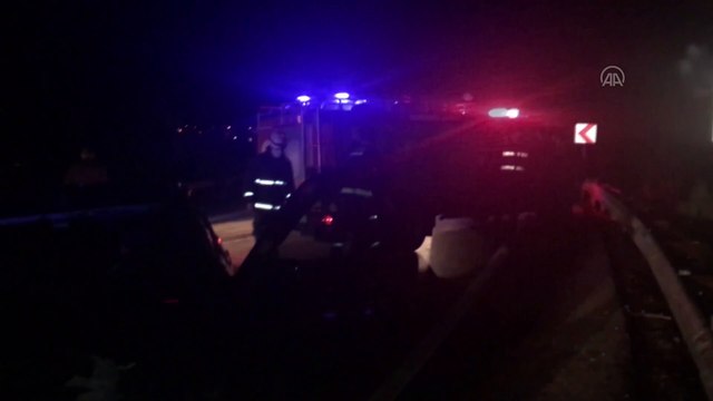 ANTALYA - İki otomobil çarpıştı: 6 yaralı