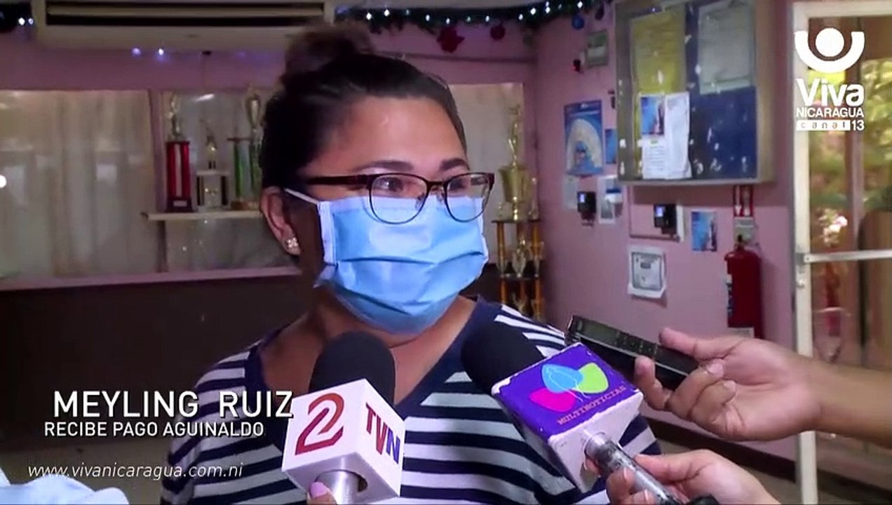 Trabajadores del Ministerio de Educación reciben pago de su aguinaldo adelantado