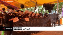 شاهد: طلاب يرفعون لافتات تتحدى بكين في حفل للتخرج في هونغ كونغ