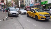 Bursa'da kontrolden çıkan motosiklet savruldu...İki kişi ölümden  döndüğü anlar kamerada