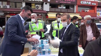 Minibüsçüler yolculara kolonya ve maske dağıttı