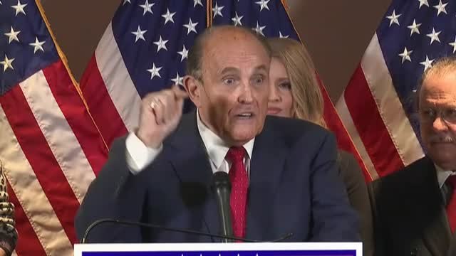 Giuliani suda tinta mientras apunta ahora a Alemania y a España en la estrategia del fraude electoral