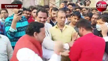 छेड़छाड़ के आरोपी की पिटाई लाइव