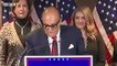 La teinture de cheveux de Rudy Giuliani, l’avocat de Donald Trump, coule sur son visage en pleine conférence de presse et il devient la risée des internautes - VIDEO