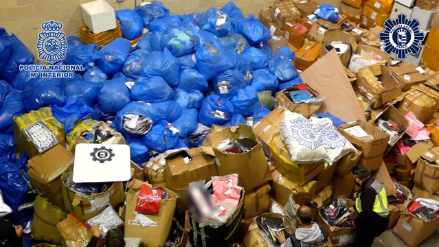 La Policía incauta más de 40.000 prendas deportivas falsificadas en Parla