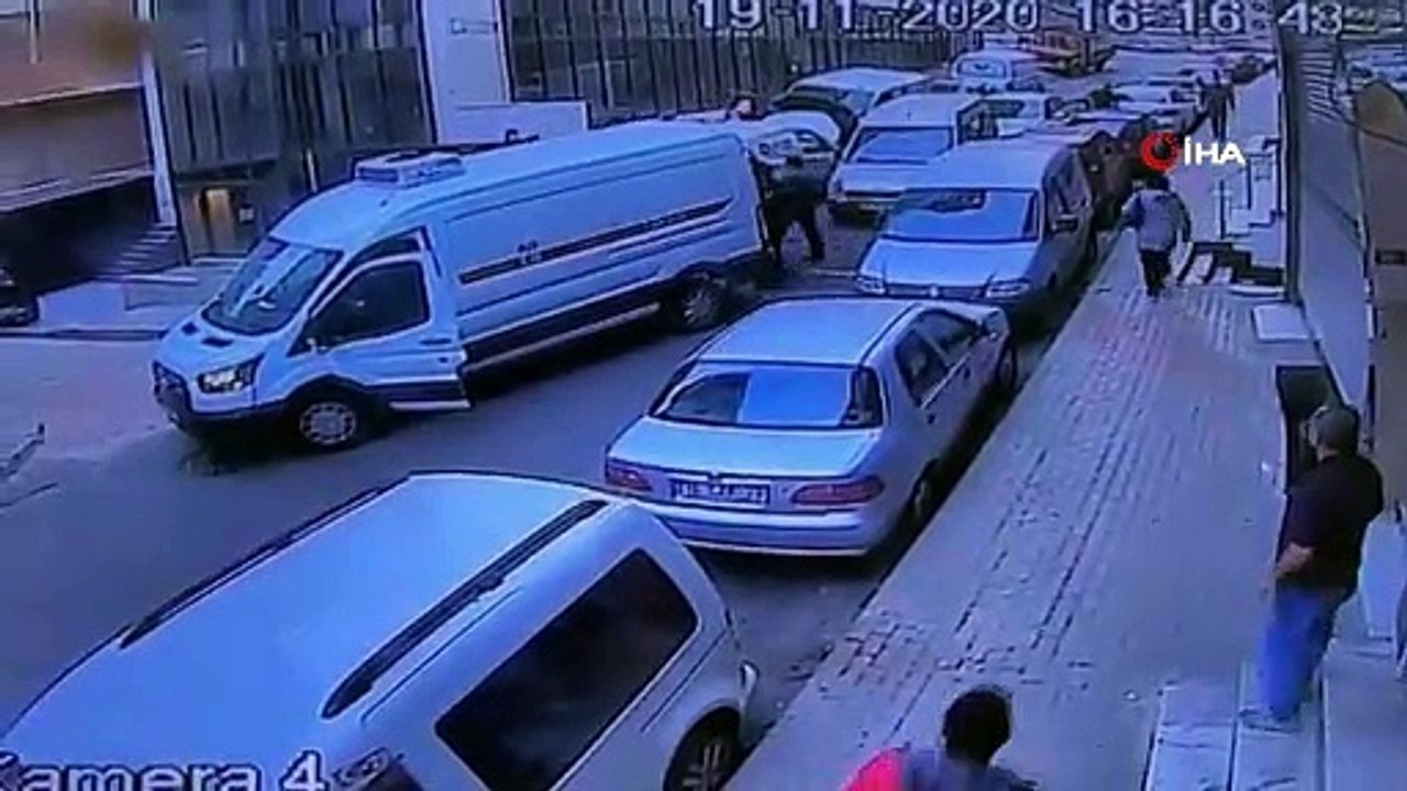 İstanbul'da eli silahlı trafik magandası kamerada