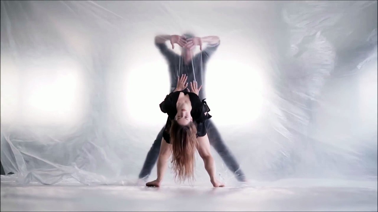 Αλεξάνδρα Κόνιακ feat. Μύρωνας Στρατής - Όσο Ζεις (Official Video Clip)